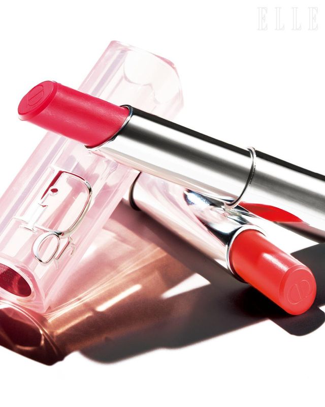 디올 오블리크 로고가 새겨진 케이스와 불렛의 CD 로고 디테일이 디올 하우스의 상징성을 드러내며 소장가치를 더한다. 17가지 컬러로 출시되는 디올 어딕트 립 글로우, (위에서부터) 074 젤리, 075 구미, 각 5만원대, Dior Beauty.