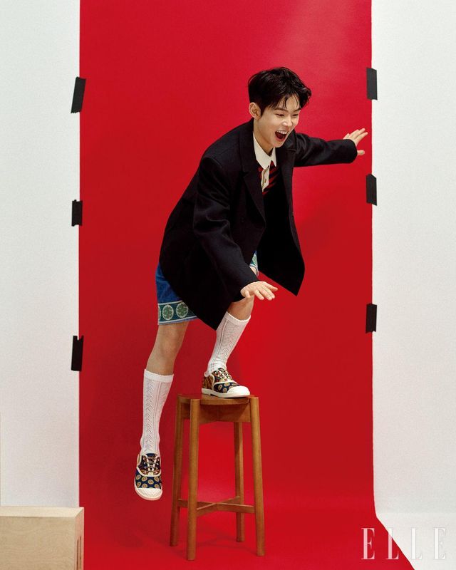 블랙 재킷은 Jacquemus. 이너 레드 & 블랙 스트라이프 톱과 데님 쇼츠, 아이보리 삭스는 모두 Valentino. 스니커즈는 Valentino Garavani.