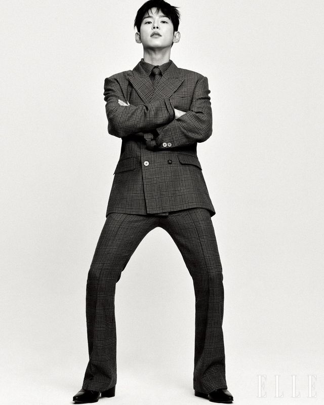 체크 패턴의 셔츠와 타이, 재킷, 팬츠는 모두 Ernest W. Baker by 10 Corso Como Seoul. 블랙 앵클 슈즈는 Saint Laurent by Anthony Vaccarello. 