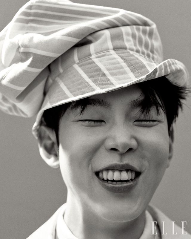 핑크 레더 코트는 Coach. 화이트 셔츠와 아이보리 브이넥 니트는 모두 Polo Ralph Rauren. 패턴 모자는 From Arles.