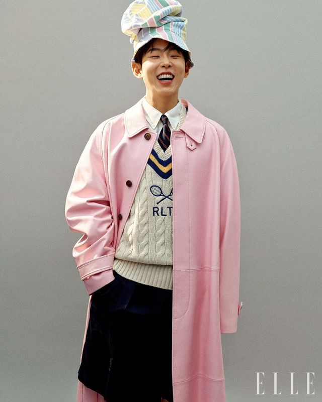 핑크 레더 코트는 Coach. 화이트 셔츠와 아이보리 브이넥 니트는 모두 Polo Ralph Rauren. 네이비 쇼츠는 Tommy Hilfiger. 패턴 모자는 From Arles. 