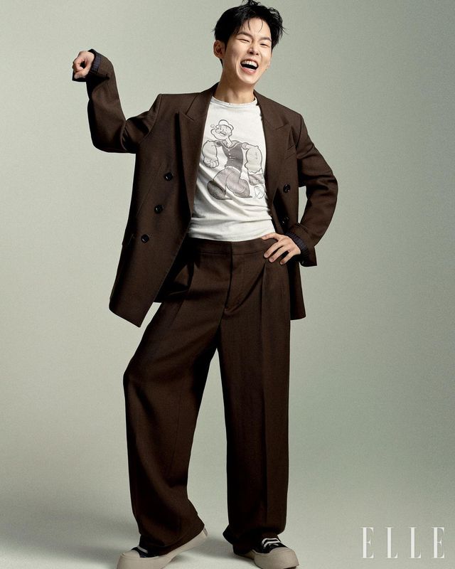 브라운 세트업은 Ami. 이너 티셔츠는 Coach. 화이트 & 블랙 스니커즈는 Marni. 