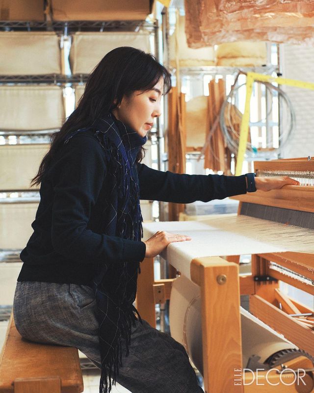 배를 짜고 있는 고소미 작가.