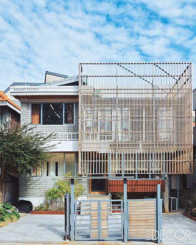 나무 파사드가 돋보이는 고소미 스튜디오의 외관.