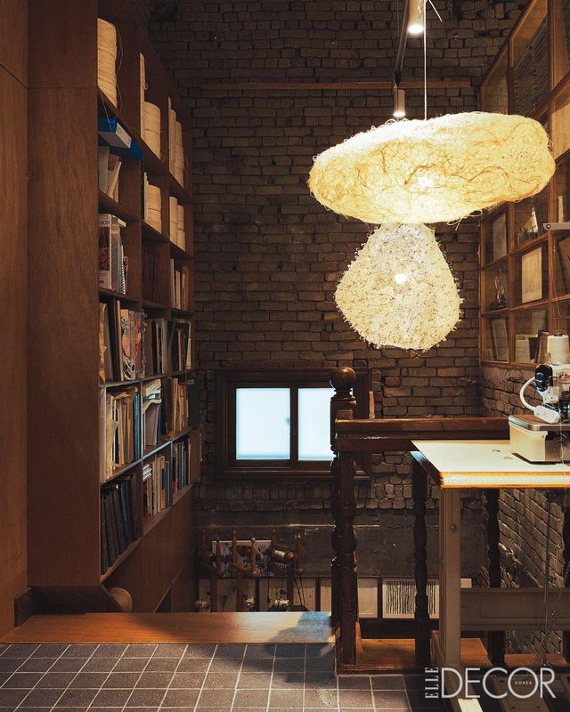 천장까지 닿는 책장이 인상적인 계단실의 전경.