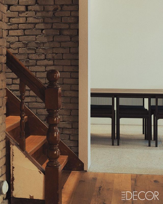 백색의 깔끔한 공간이 계단실에 닿으며 투박한 조적벽으로 전이된다. 