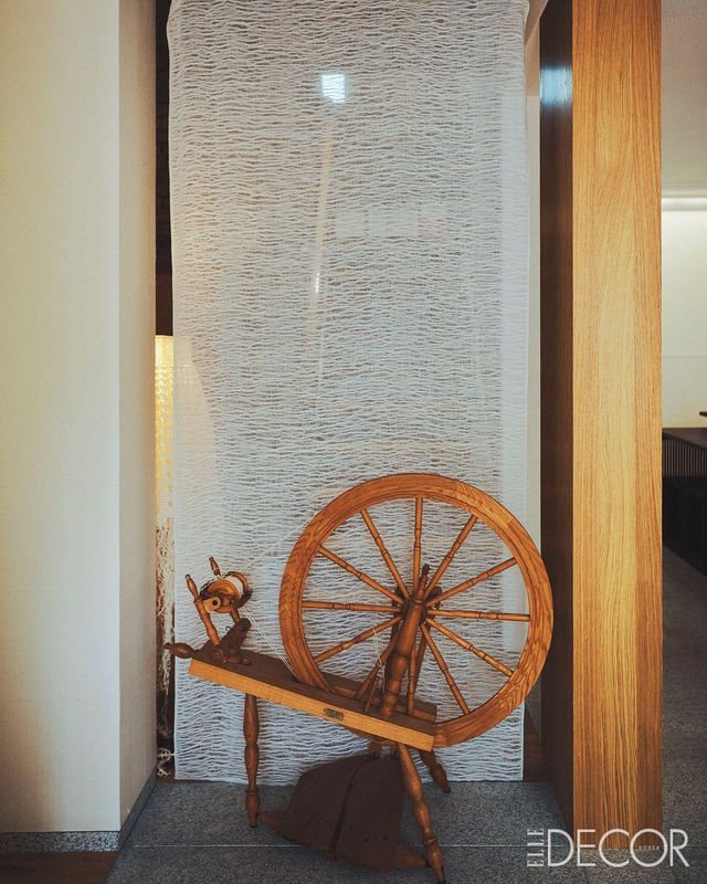 직접 실을 짜는 고소미 작가의 물레.