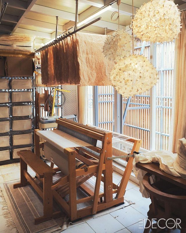 고소미 작가가 직접 사용하는 베틀. 천장에는 건조 중인 염색 천과 작가의 조명 작품이 매달려 있다.