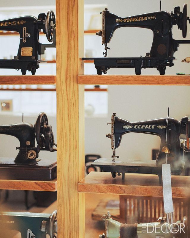 작가의 할머니와 어머니, 본인의 재봉틀을 차례로 두었다. 