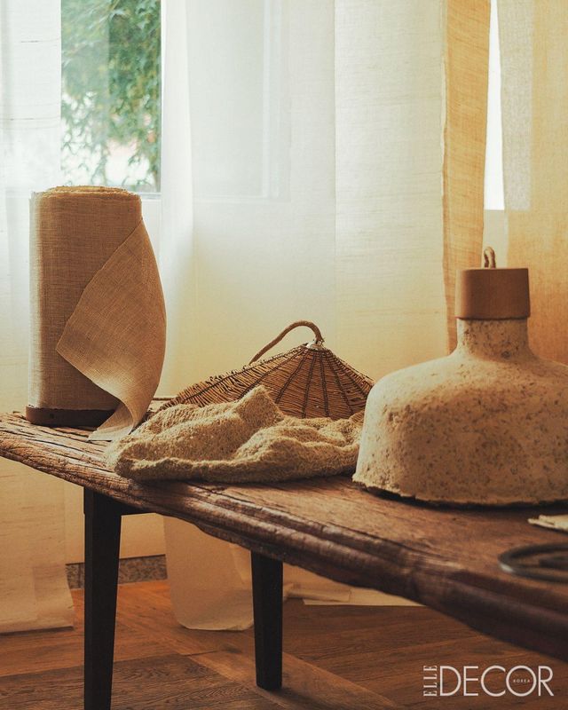 미완성된 작품을 놓아 과정의 미학을 선보인 쇼룸.