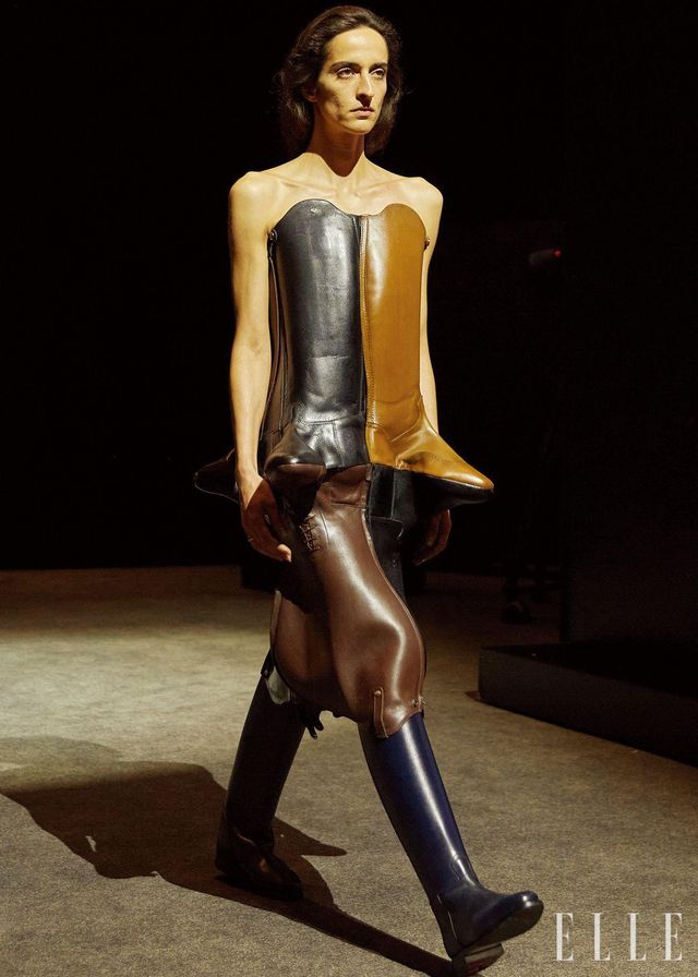 라이딩 부츠를 연결해서 만든 2025 S/S 컬렉션 드레스. 