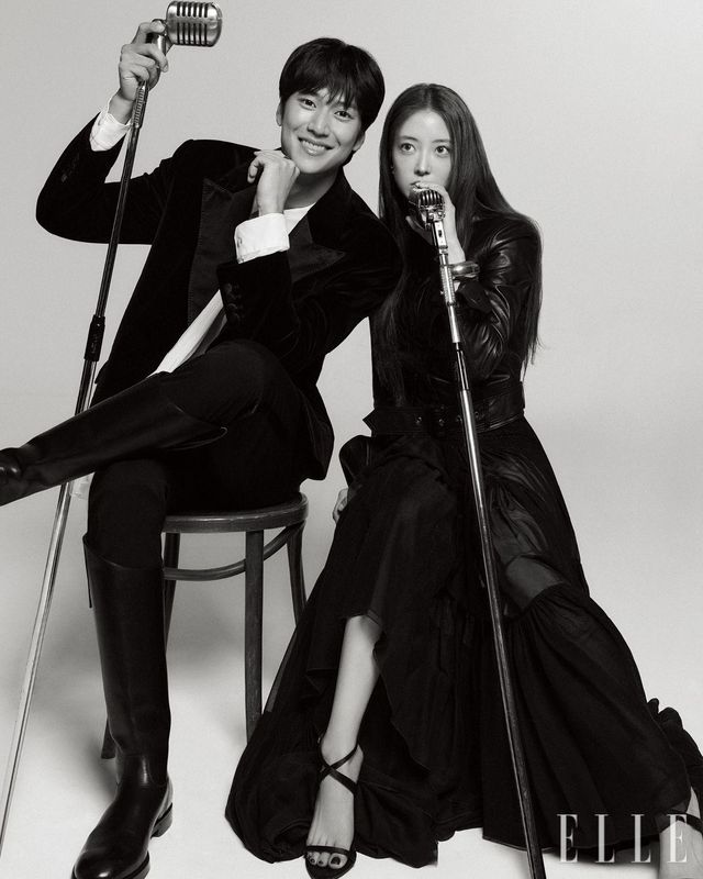 나인우가 입은 셔츠와 수트, 슈즈는 모두 Dolce & Gabanna. 이세영이 입은 재킷과 시스루 롱스커트, 스트랩 웨지 힐, 뱅글과 이어링은 모두 Saint Laurent by Anthony Vaccarello.