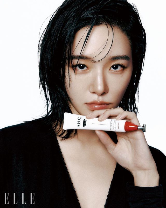 박규영의 탄력 있고 광채 나는 피부는 AHC의 T 괄사 아이크림으로부터 나온다. 콜라겐 캡슐과 콜라-펩-티놀이 함유돼 턱과 눈가 피부에 탄력감을 더하고, T 모양의 괄사로 포인트 지압부터 리프팅 마사지까지 가능하다. 프로 샷 콜라 쥬비네이션 리프트 4 캡슐 인퓨즈 드 아이크림 포 페이스, 30ml 3만8천원, AHC. 블랙 보디수트는 Chika Kisada.