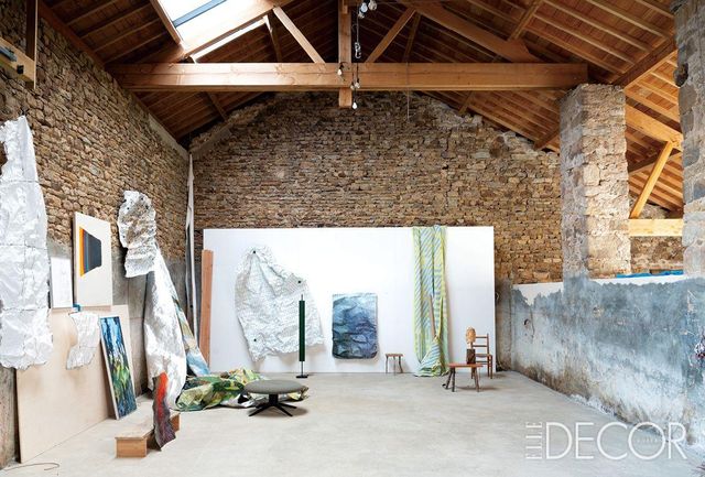 에르완이 아틀리에로 쓰는 공간. 이곳에서 그는 자유롭게 페인팅 작업을 하고 다양한 디자인적 실험을 시도한다.