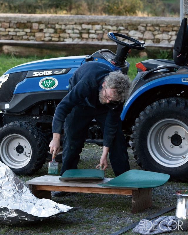  농촌 생활 중 든든한 발이 되어주는 트랙터는 에르완이 좋아하는 오브제 중 하나다. 