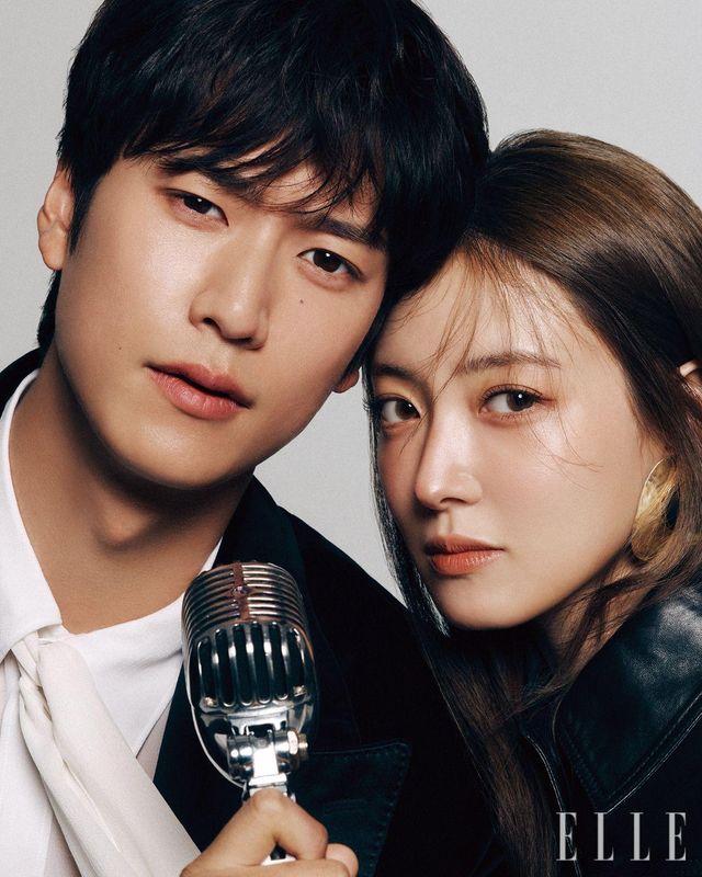 나인우가 입은 셔츠와 재킷은 모두 Dolce & Gabanna. 이세영이 입은 재킷과 볼드한 이어링은 모두 Saint Laurent by Anthony Vaccarello. 