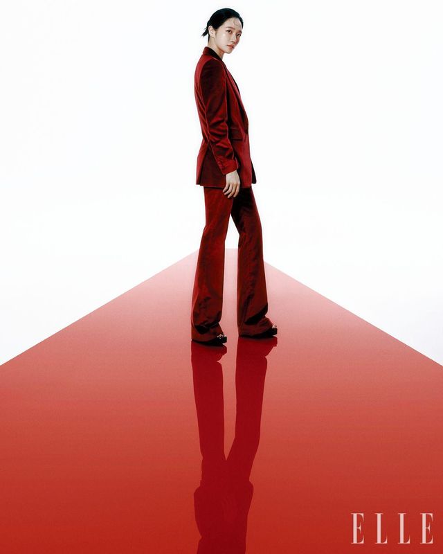 버건디 벨벳 수트는 Jaybaek Couture.