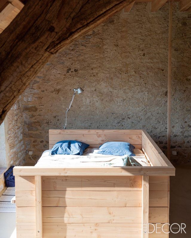 부르고뉴의 탁 트인 전경을 바라볼 수 있는 창 앞에 둔 데이베드 겸 소파. 인근에서 수급한 나무로 직접 만들었다.