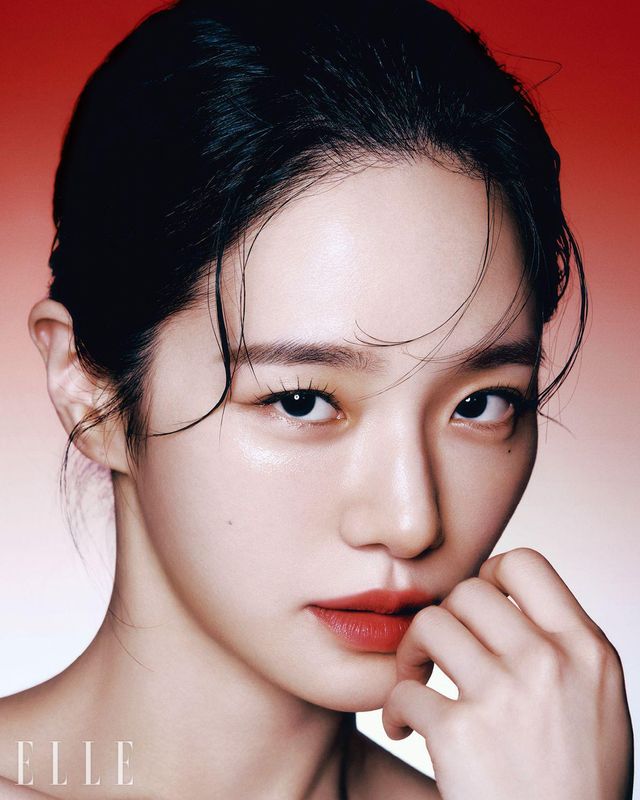 강렬한 눈빛과 함께 돋보이는 건 박규영의 탄력 있는 피부. AHC 리프팅 프로샷 T괄사 아이크림으로 턱과 눈가 피부에 리프팅 효과를 주어 완성했다. 사선 모공, 세로 모공 등 모공 타이트닝 효과가 있는 AHC 리프팅 프로샷 퀵 모공 탄력 세럼과 함께하면 리프팅 효과를 최대한으로 경험할 수 있을 것.