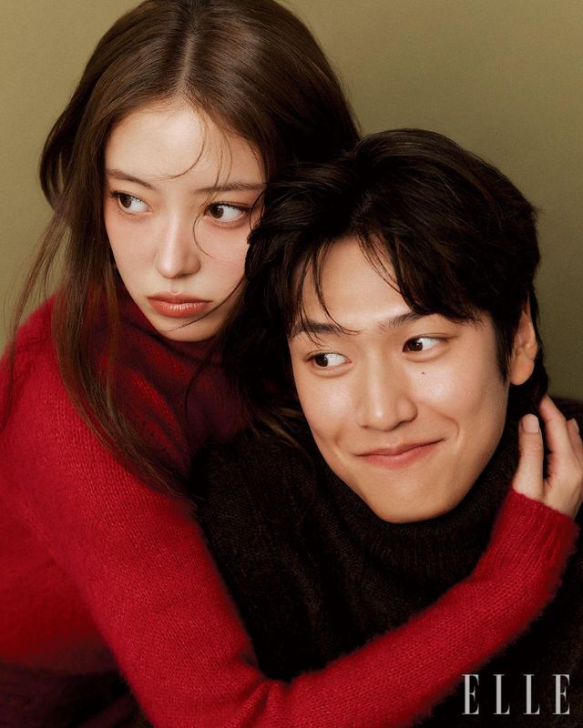 마젠타 컬러의 터틀넥과 페이턴트 레더 슬릿 스커트는 모두 Tom Ford. 나인우가 입은 터틀넥 톱은 Songzio Homme. 