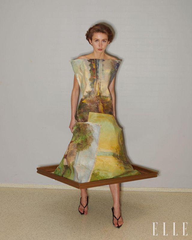 오래된 그림과 액자를 활용한 드레스. 