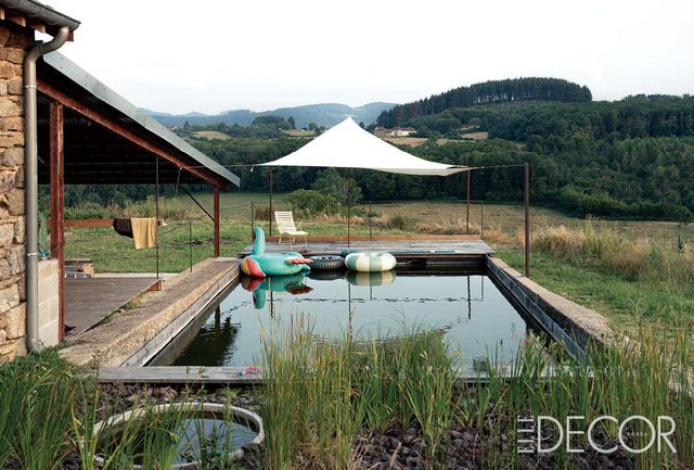 집 옆에 마련한 파티오와 수영장. 빗물을 받아서 사용한다.