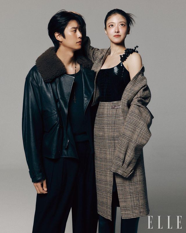 나인우가 입은 재킷과 이너 웨어 티셔츠, 팬츠는 모두 LeMaire. 네크리스는 Dolce & Gabanna. 이세영이 입은 체크 해링턴 재킷과 미디스커트는 모두 Recto. 이너 웨어로 입은 페이턴트 보디수트는 Tory Burch. 블랙 버클 부츠는 Roger Vivier. 골드 이어 커프는 Tom Wood.