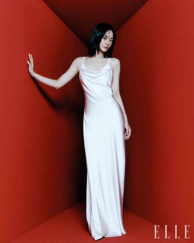 화이트 드레스는 스타일리스트 소장품.