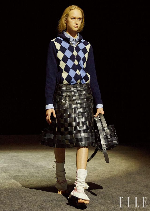 벨트를 활용해 만든 위트 있는 디자인의 스커트. 