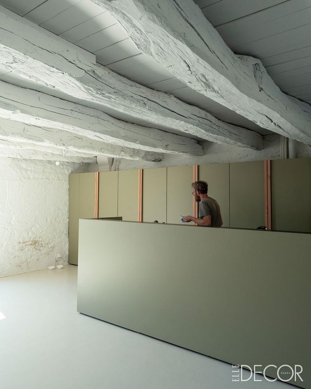 새로운 공간에 마련한 키친 바. 동선을 자유롭게 하기 위해 최대한 열린 공간으로 완성했다.