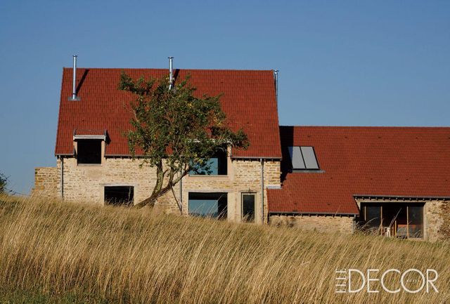 에르완이 최근 레너베이션을 마친 부르고뉴의 홈 아틀리에. 이 지역의 자연이 지닌 아름다움을 있는 그대로 좋아하기에 따로 조경 작업을 하지 않았다.