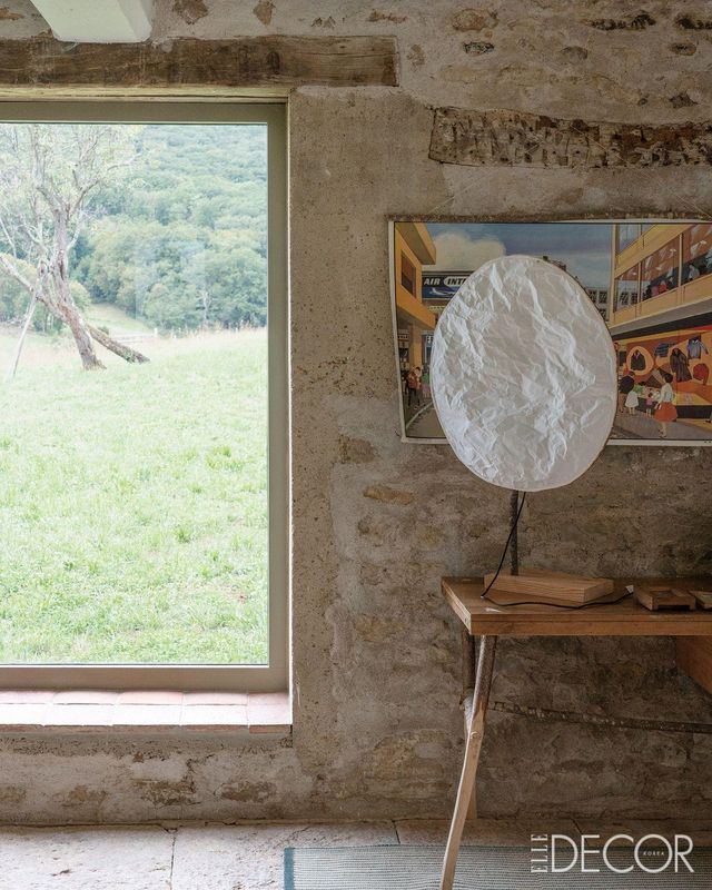 자연에 더 가까이 머물면서 에르완 부홀렉의 디자인은 한층 자유롭게 변했다. 근처 숲에서 찾아낸 나뭇가지를 활용해 만든 테이블, 스툴, 조명 역시 이러한 변화 속에서 탄생한 제품들이다.