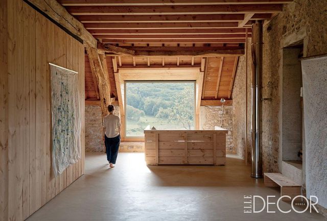 오래된 폐농가를 완전히 레너베이션한 집. 기존 건물에서 살릴 수 있는 부분은 그대로 두고 그 외의 부분만 증축 및 시공했다. 오래된 벽과 새로 증축한 벽이 자연스럽게 어우러진다.