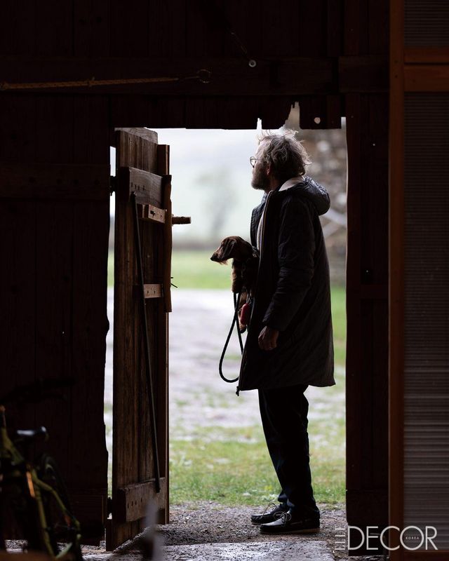 에르완은 부르고뉴에서 한없이 여유롭고 자연스러운 삶을 누린다. 작업 중 날씨가 더우면 수영장에 몸을 담그고, 빗속을 걸으며 영감을 얻기도 한다. 농촌 생활 중 든든한 발이 되어주는 트랙터는 에르완이 좋아하는 오브제 중 하나다. 
