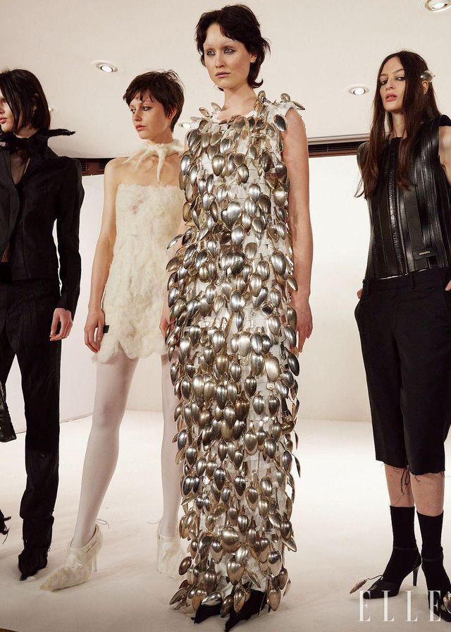 숟가락으로 만든 2023 F/W 시즌의 볼드한 드레스. 