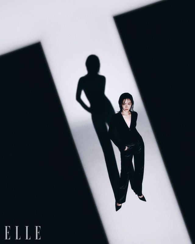 블랙 보디수트는 Chika Kisada. 레더 팬츠는 All Saints.