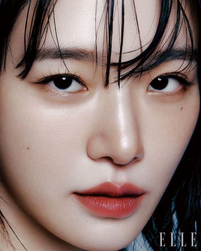 변화무쌍한 캐릭터를 연기하면서도 늘 변치 않는 한 가지, 바로 박규영 자신에 대한 확신. 그의 뷰티 루틴 또한 명확하다. 에스테티션의 손 기술을 그대로 담은 AHC 리프팅 프로샷으로 얼굴선을 관리하고 최선의 피부 컨디션을 유지하는 편.