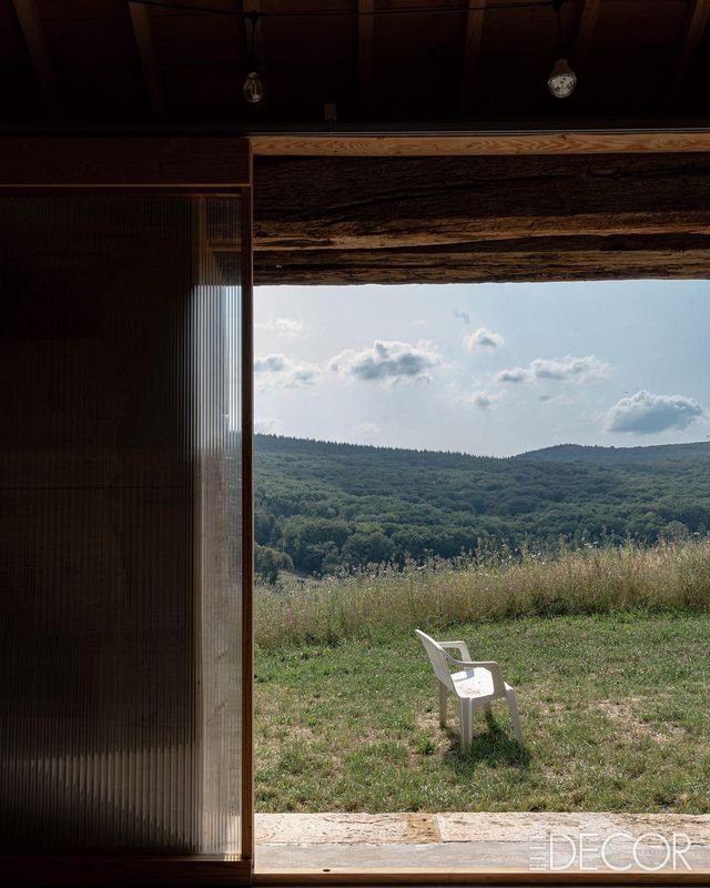 아틀리에 문을 열고 나가면 바로 탁 트인 부르고뉴의 풍경을 한눈에 담을 수 있다. 