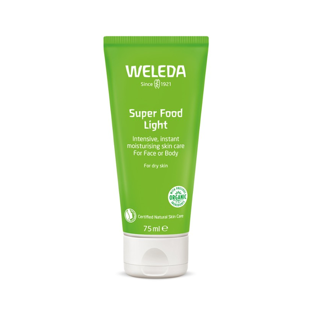 벨레다 슈퍼푸드 라이트 크림: 유기농 해바라기 오일에 진정 효과 있는 팬지, 유기농 캐모마일, 칼렌듈라 추출물을 풍부하게 함유했으면서도 가벼운 질감. 75mL 2만2천원.