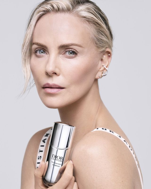 디올 캡춰의 앰버서더로 선정된 배우 샤를리즈 테론 