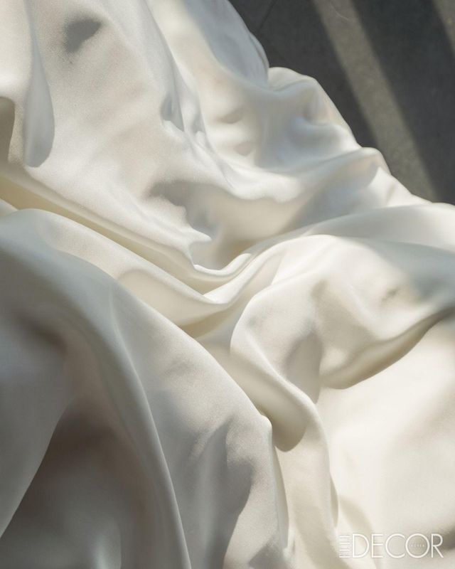 실크 특유의 촉감과 은은한 색감이 특징인 ‘실크 이불 커버’.