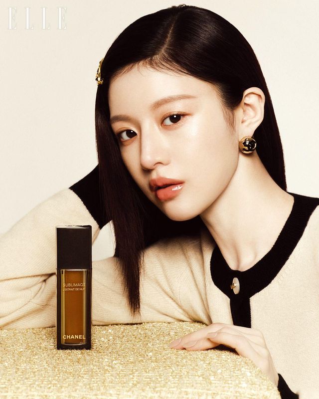 베이지 컬러 카디건과 헤어핀은 모두 Chanel. 