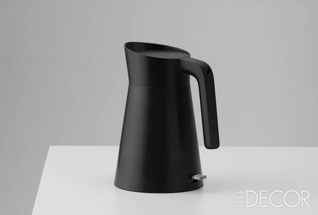 하이마트를 위해 디자인한 전기주전자는 넓은 주입구와 원통형 몸체, 단면 손잡이로 이루어져 어떤 공간에도 잘 어울린다.
