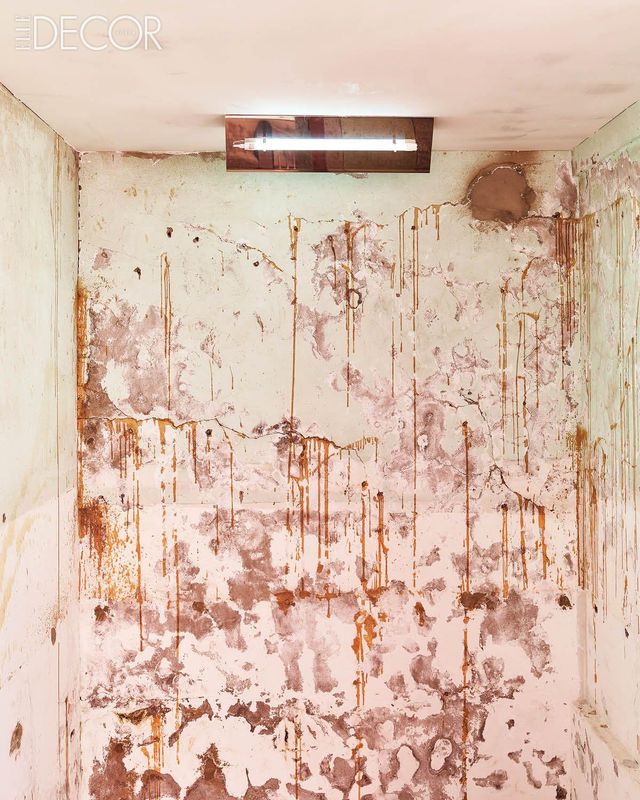 폭포처럼 흘러내리는 본드 자국을 그대로 살린 계단실의 벽면. 건물의 역사와 맥락이 이어지는 형광등 조명은 아르가 디자인한 것.