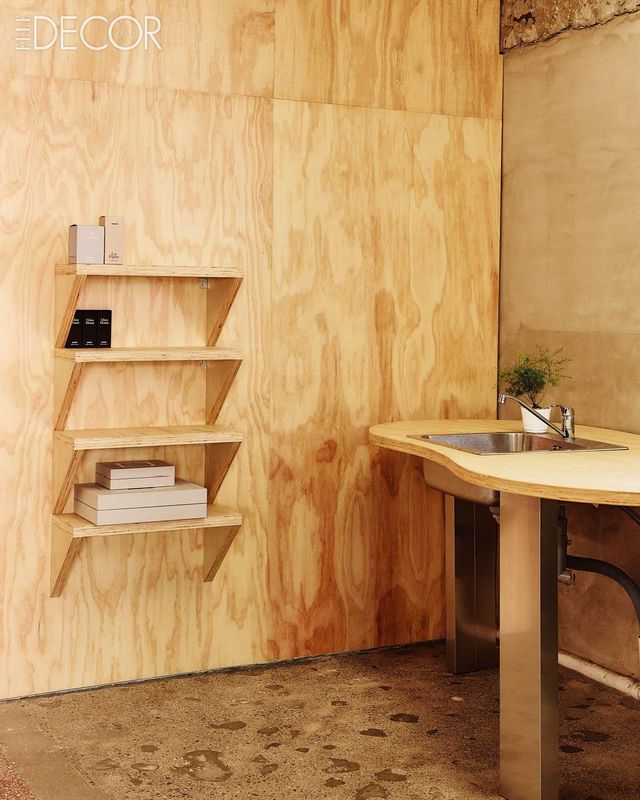 스튜디오 아르의 디자인적 기지가 엿보이는 3층 게스트 하우스의 수전과 가구.