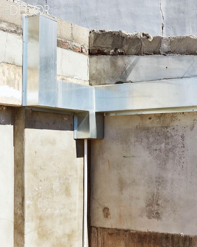 낡은 건물에 새겨진 시간의 흔적과 새로 디자인된 하드웨어의 흥미로운 조화.