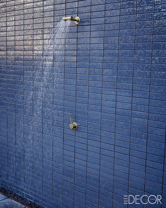 외벽에 설치한 수전 역시 동 소재로 제주의 바람과 비를 겪으며 세월을 입을 것이다. 