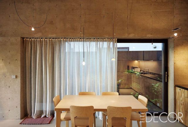 거실에서 주방까지 이어지는 조명은 잉고 마우러의 ‘야야호(Yayaho)’. 다이닝 테이블과 체어는 모두 아르텍. 