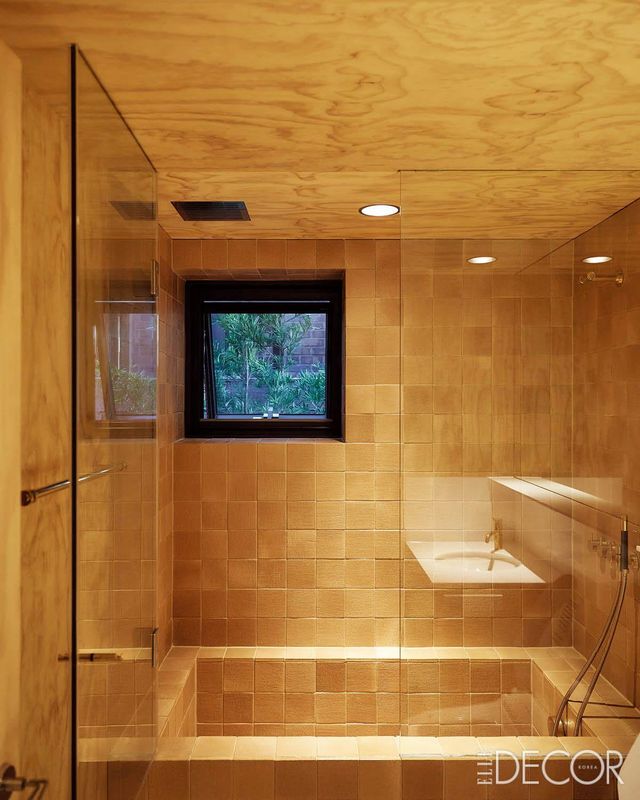 황색 젤 타일로 마감한 욕실의 수전 역시 동 소재로 생산된 볼라 제품이다. 