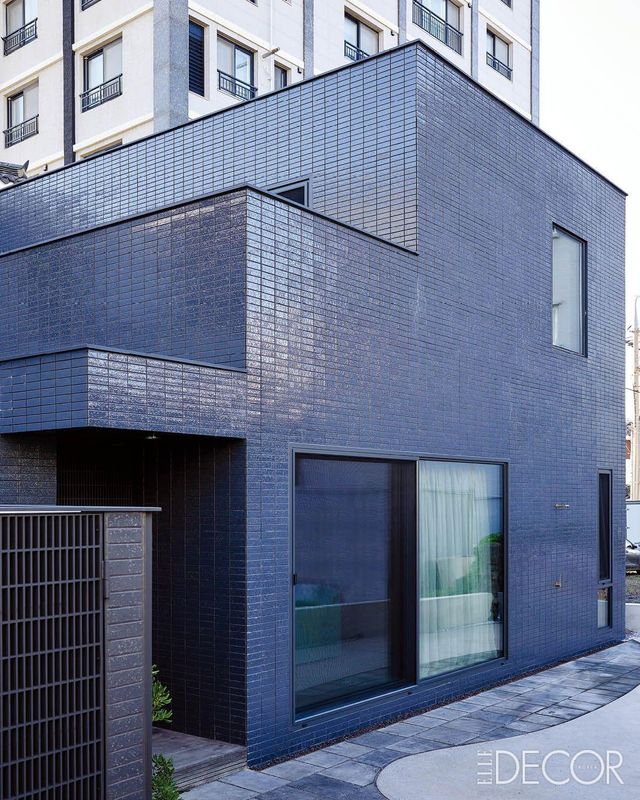 이광호와 협업해 온 타일 브랜드 ‘타지미(Tajimi)’에 별도 주문해 건물 외벽을 마감했다. 진한 회색조의 유광 타일은 빛에 따라 다채로운 색을 띤다.